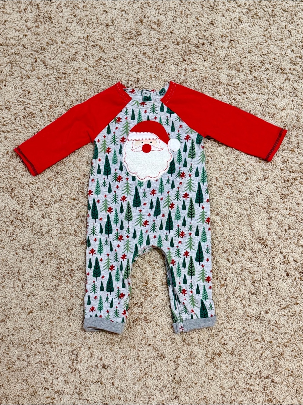 Mud-Pie Baby Long-Sleeve Gray/Red Santa Christmas Bodysuit. Size 3-6mos. NWOT!